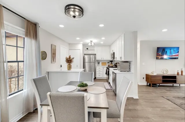 $3,200 | 379 Sandhurst Circle, Unit 1, Glen Ellyn, IL 60137