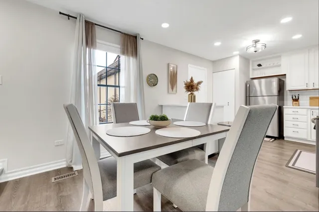 $3,200 | 379 Sandhurst Circle, Unit 1, Glen Ellyn, IL 60137