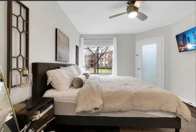 $3,200 | 379 Sandhurst Circle, Unit 1, Glen Ellyn, IL 60137