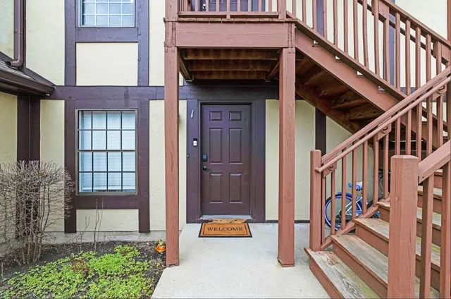 $3,200 | 379 Sandhurst Circle, Unit 1, Glen Ellyn, IL 60137