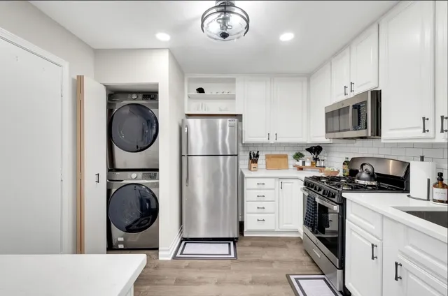 $3,200 | 379 Sandhurst Circle, Unit 1, Glen Ellyn, IL 60137