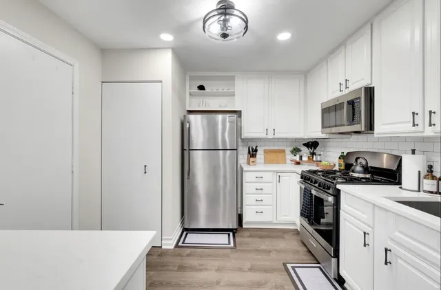 $3,200 | 379 Sandhurst Circle, Unit 1, Glen Ellyn, IL 60137