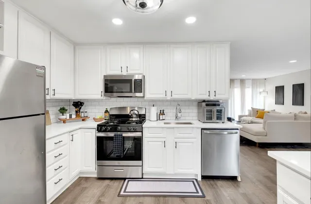 $3,200 | 379 Sandhurst Circle, Unit 1, Glen Ellyn, IL 60137