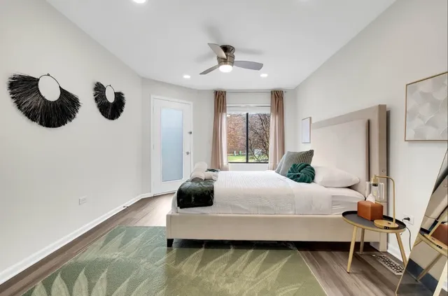 $3,200 | 379 Sandhurst Circle, Unit 1, Glen Ellyn, IL 60137