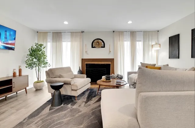 $3,200 | 379 Sandhurst Circle, Unit 1, Glen Ellyn, IL 60137