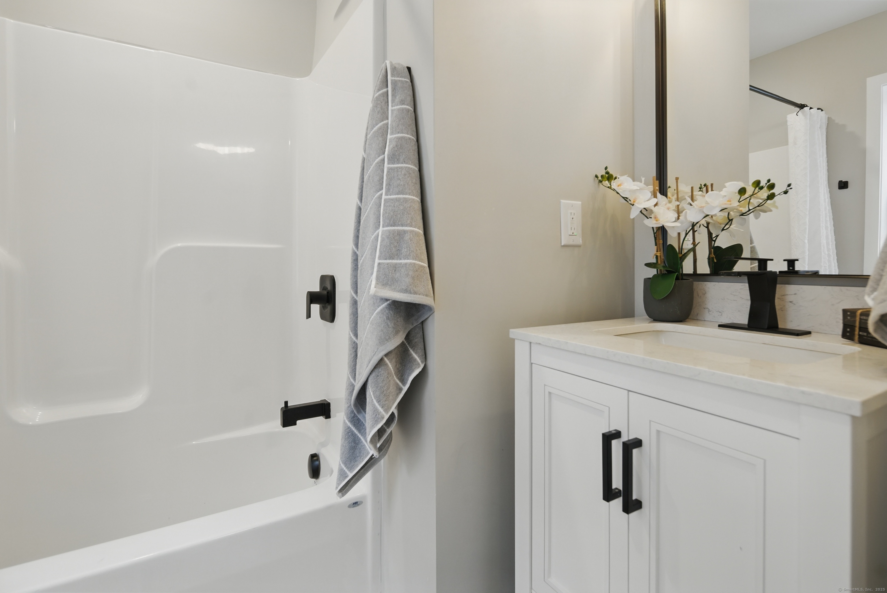 409 Prospect Avenue, Unit 5 West Hartford, CT 06119 - Photo 21 of 25 a bathroom with a bathtub and a sink