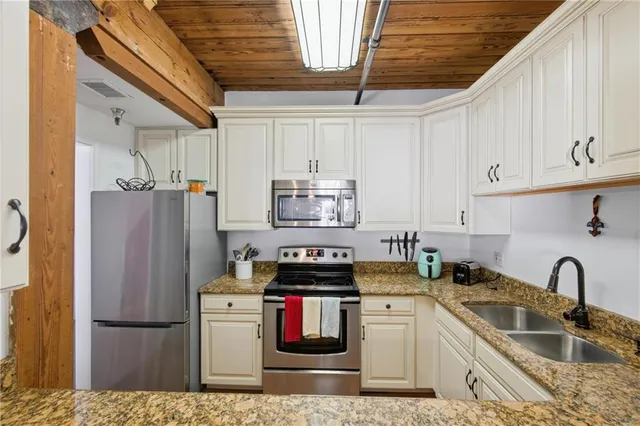 $2,700 | 1107 South Peters Street, Unit 517, New Orleans, LA 70130