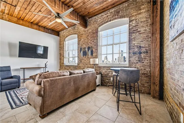 $2,700 | 1107 South Peters Street, Unit 517, New Orleans, LA 70130