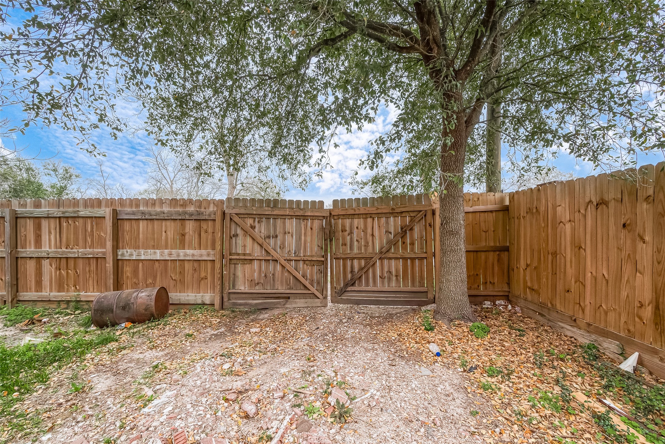 5206 Denmark Street Houston, TX 77016 - Photo 6 of 17 a backyard of a house with lots of green space