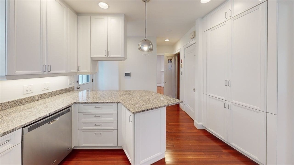 22 Longfellow Road Worcester, MA 01602 - Photo 3 of 41