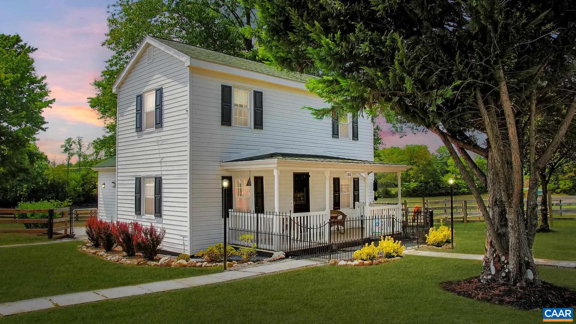 a view of a house with backyard