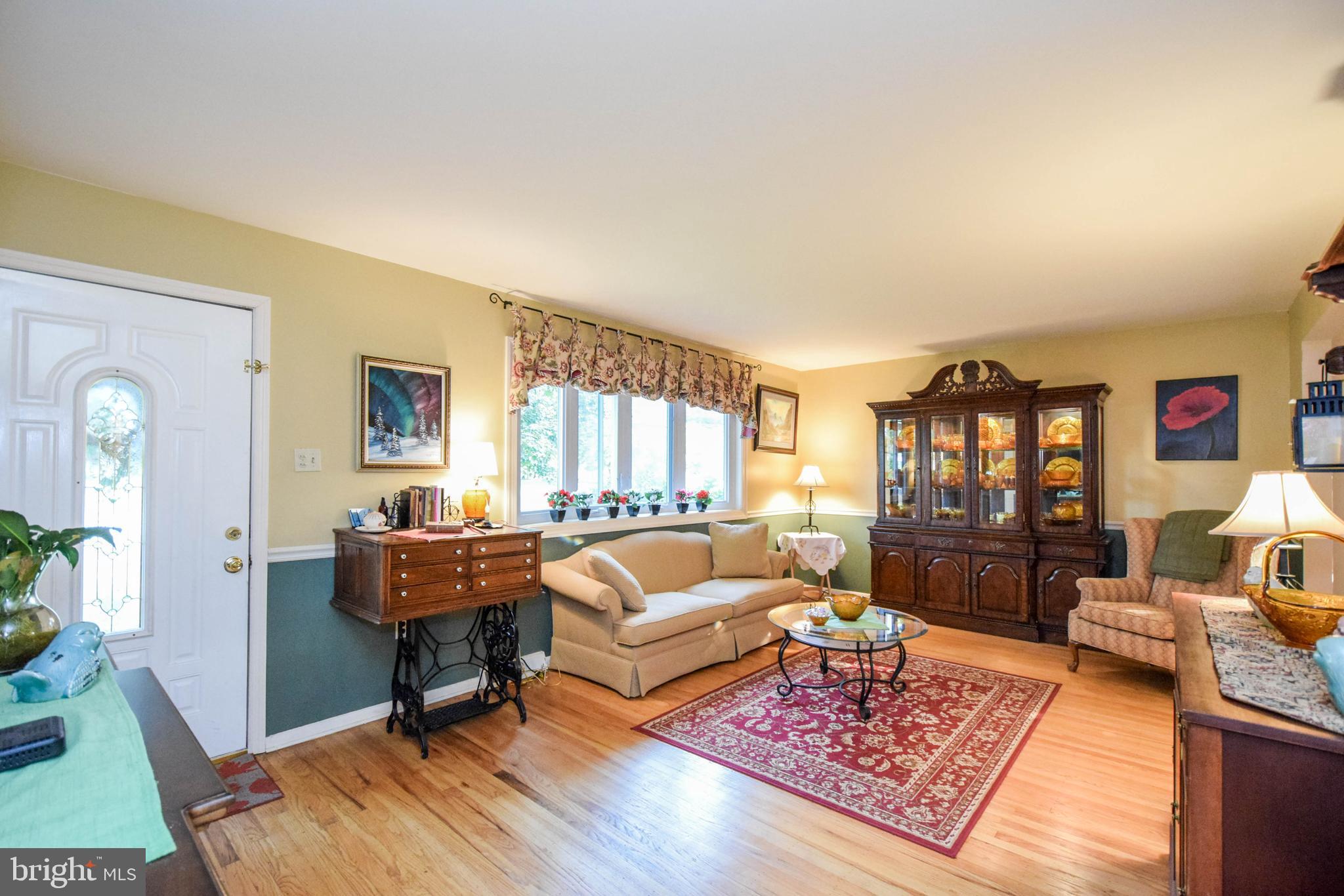 918 Mearns Road Warminster, PA 18974 - Photo 4 of 28 Living Room