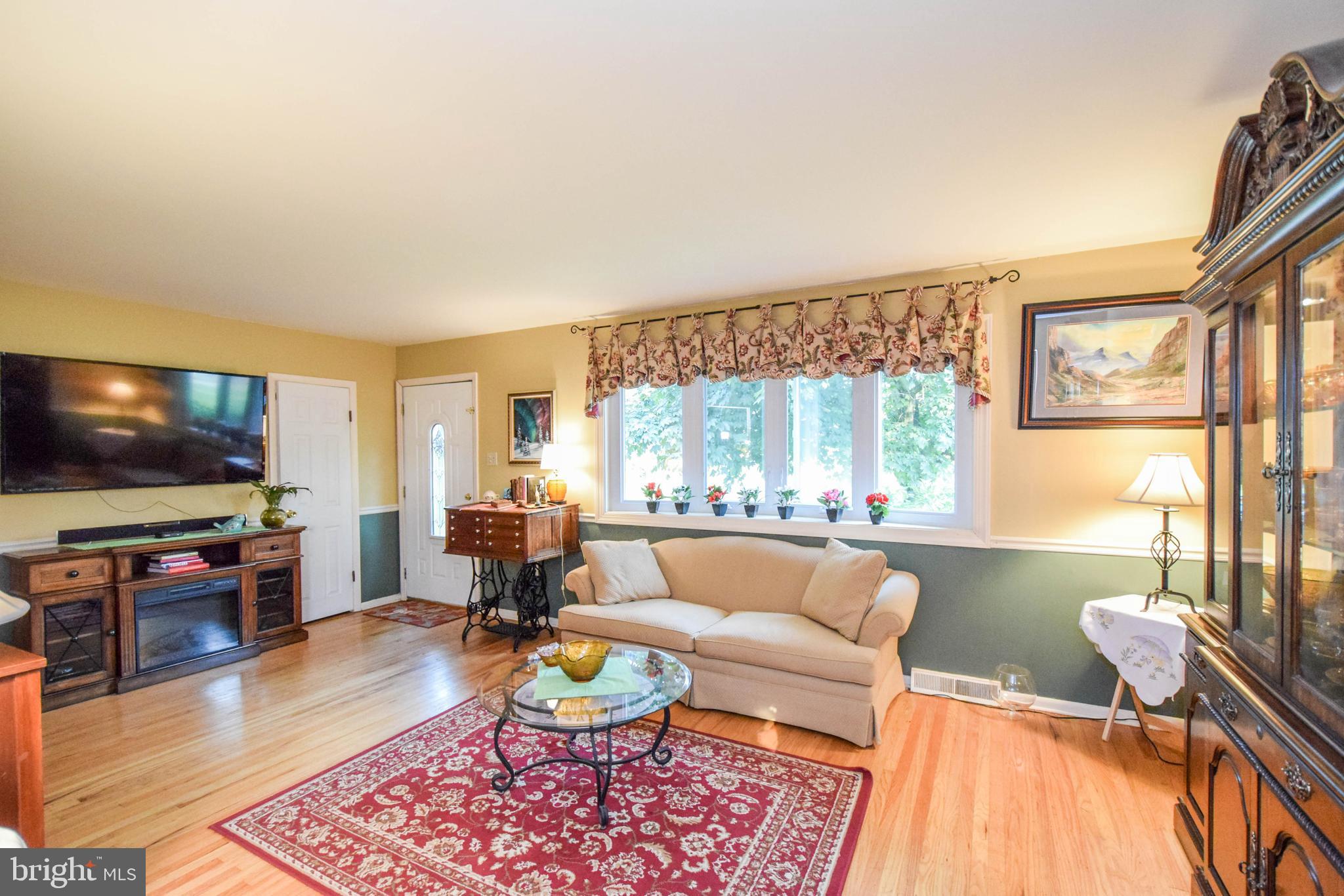 918 Mearns Road Warminster, PA 18974 - Photo 5 of 28 Living Room