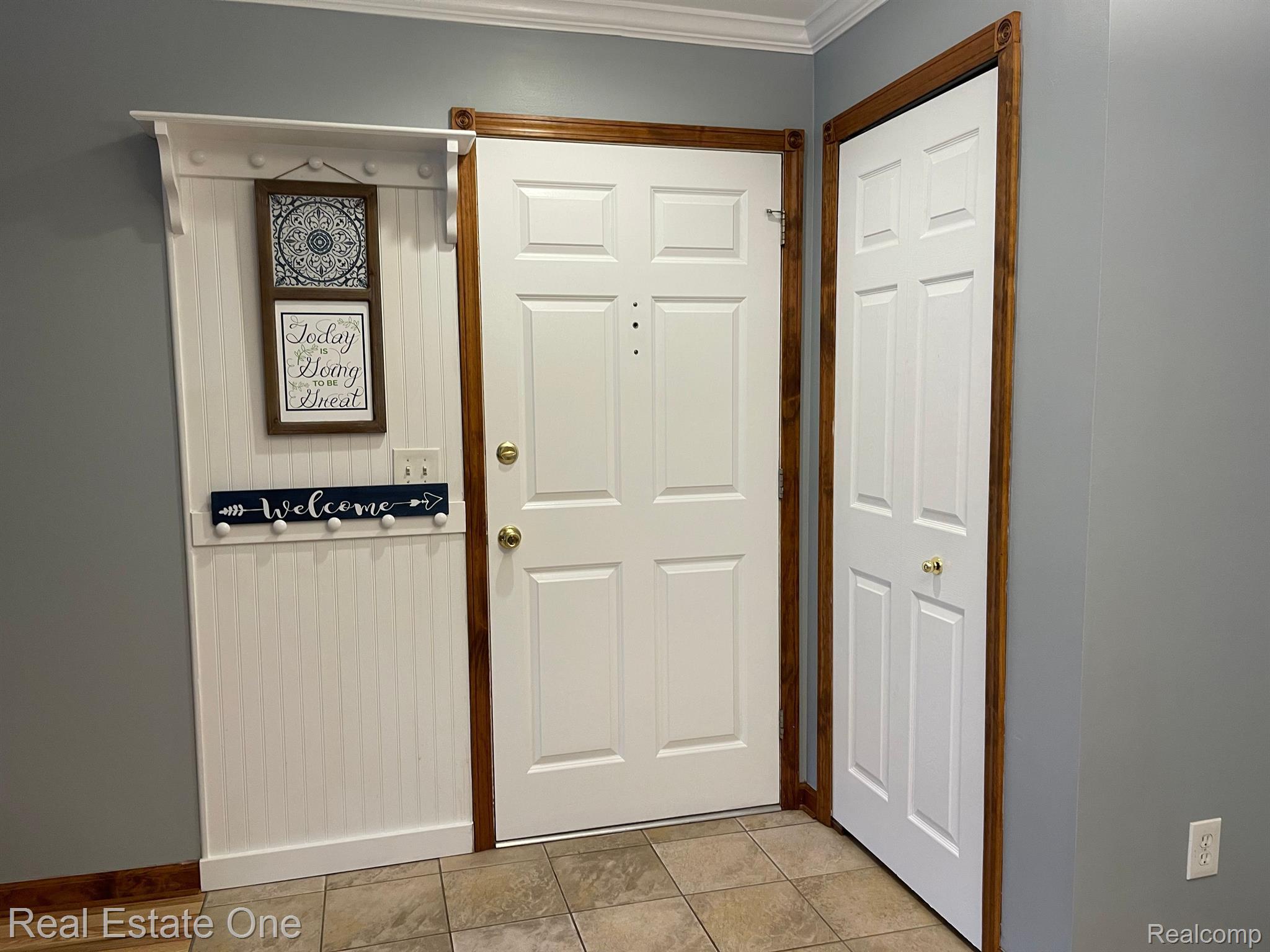 475 Baldwin Avenue, Unit 110 Rochester, MI 48307 - Photo 6 of 22 Inside Front Door
