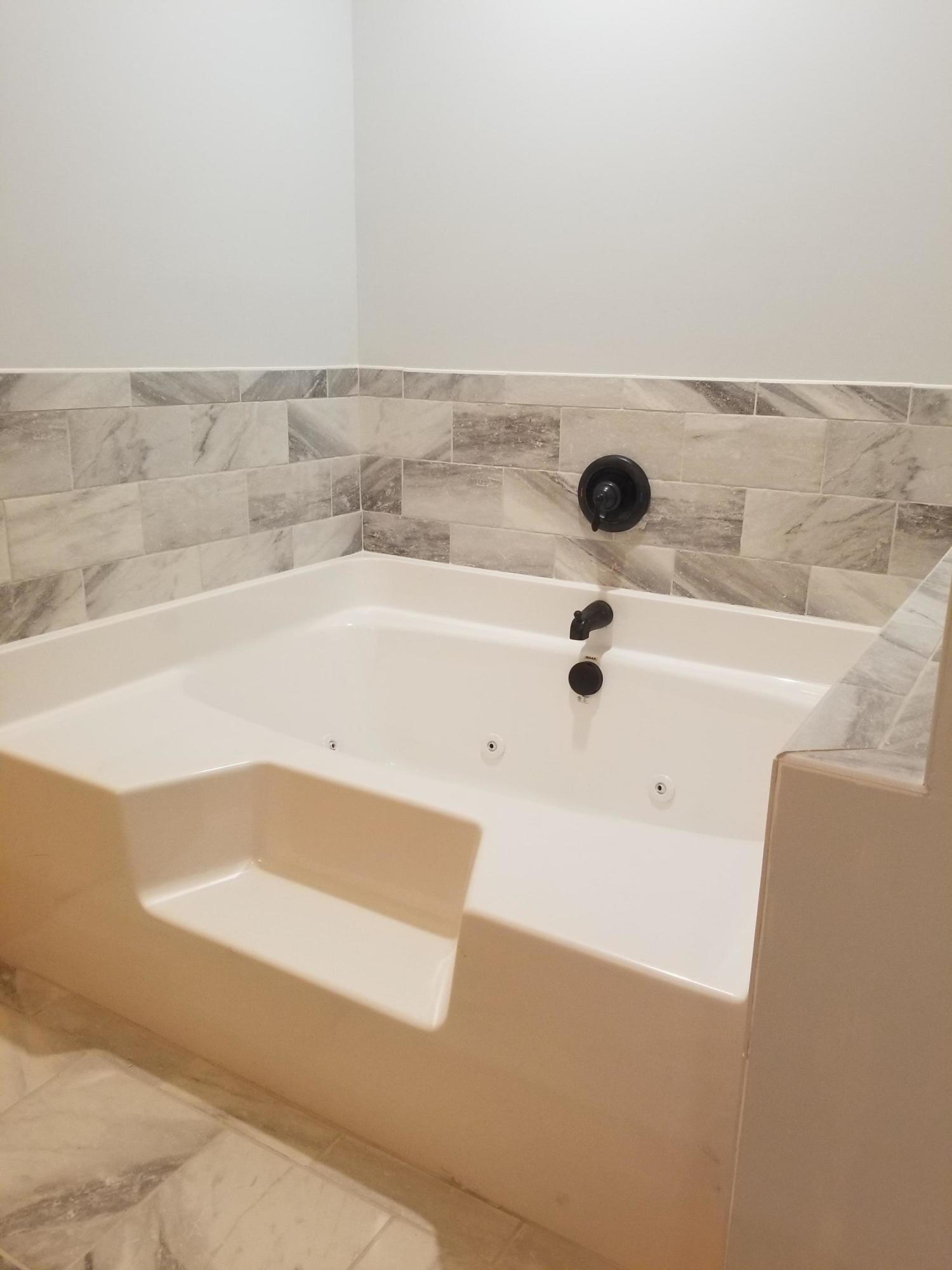 11010 Dickerson Mill Road Moneta, VA 24121 - Photo 16 of 33 Master Tub