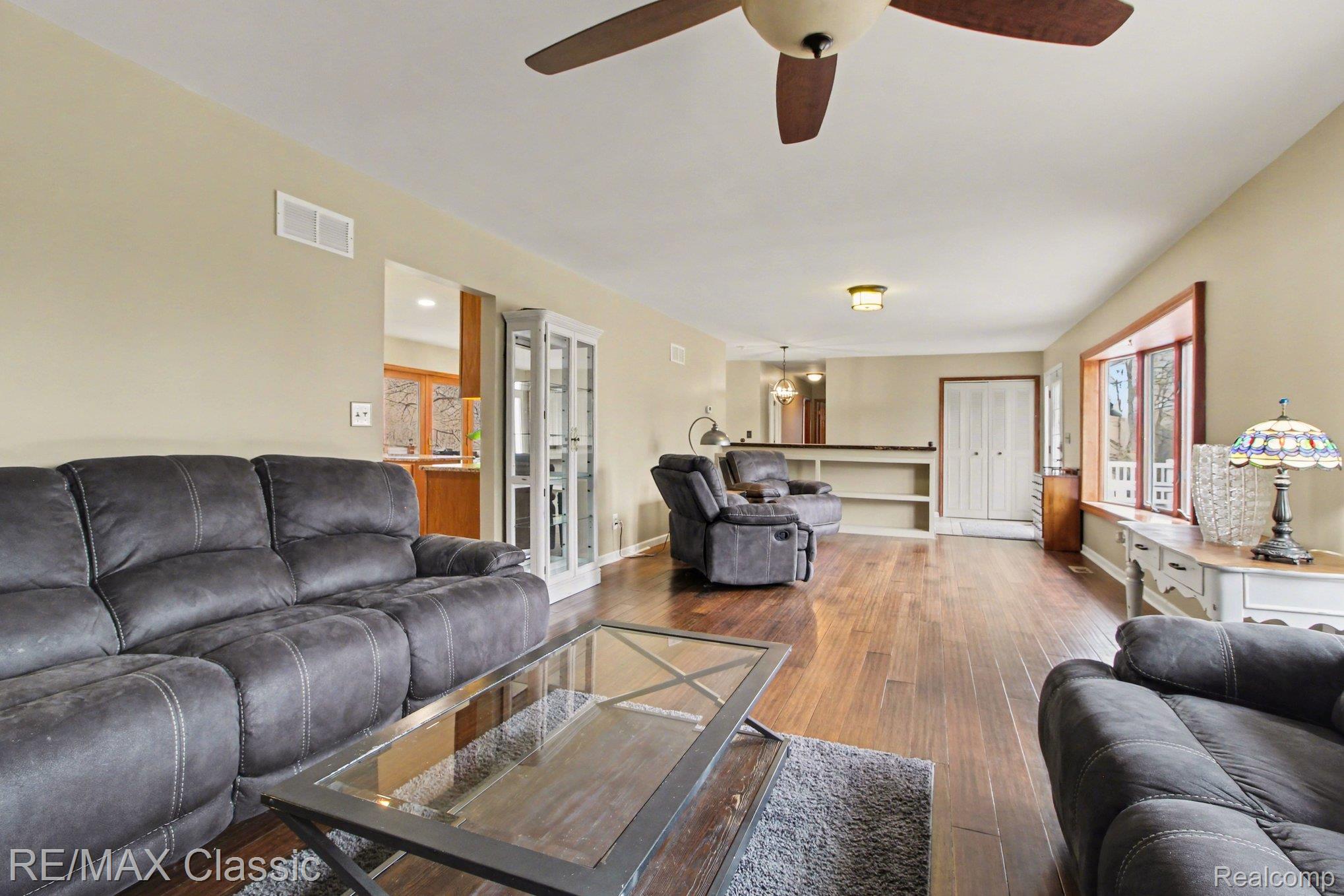 9800 Moon Road Saline, MI 48176 - Photo 6 of 38 Full overview of the 35x14 living room