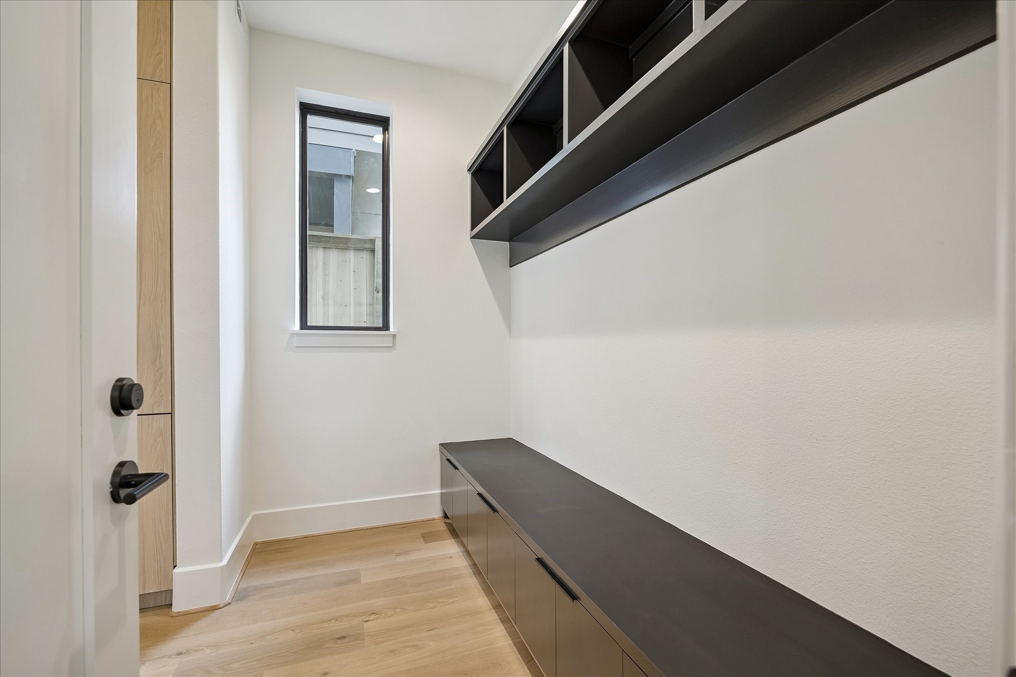 122 East 4th Street Houston, TX 77007 - Photo 31 of 38 Mud room with custom built-ins