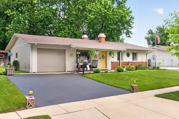 $329,900 | 1009 Stratford Circle, Streamwood, IL 60107