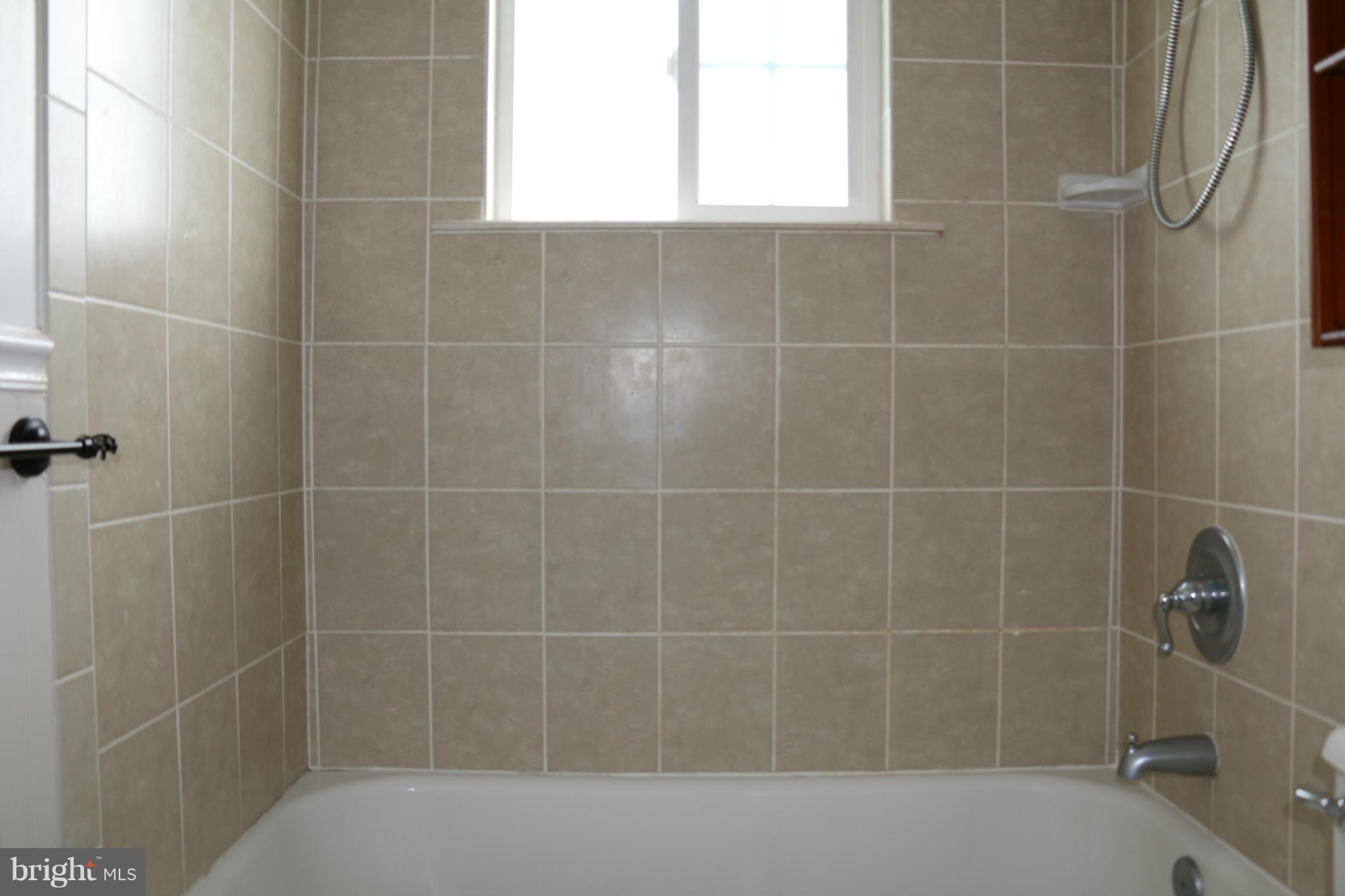 287 Southeastern Terrace Baltimore, MD 21221 - Photo 17 of 27 Great tile!