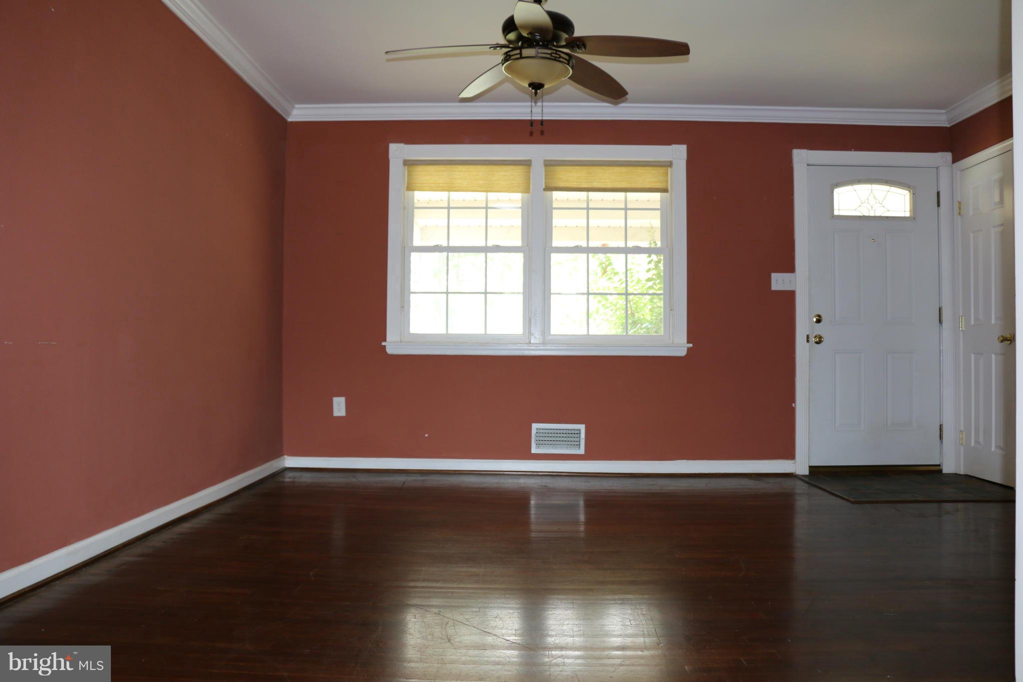 287 Southeastern Terrace Baltimore, MD 21221 - Photo 6 of 27 Living Room