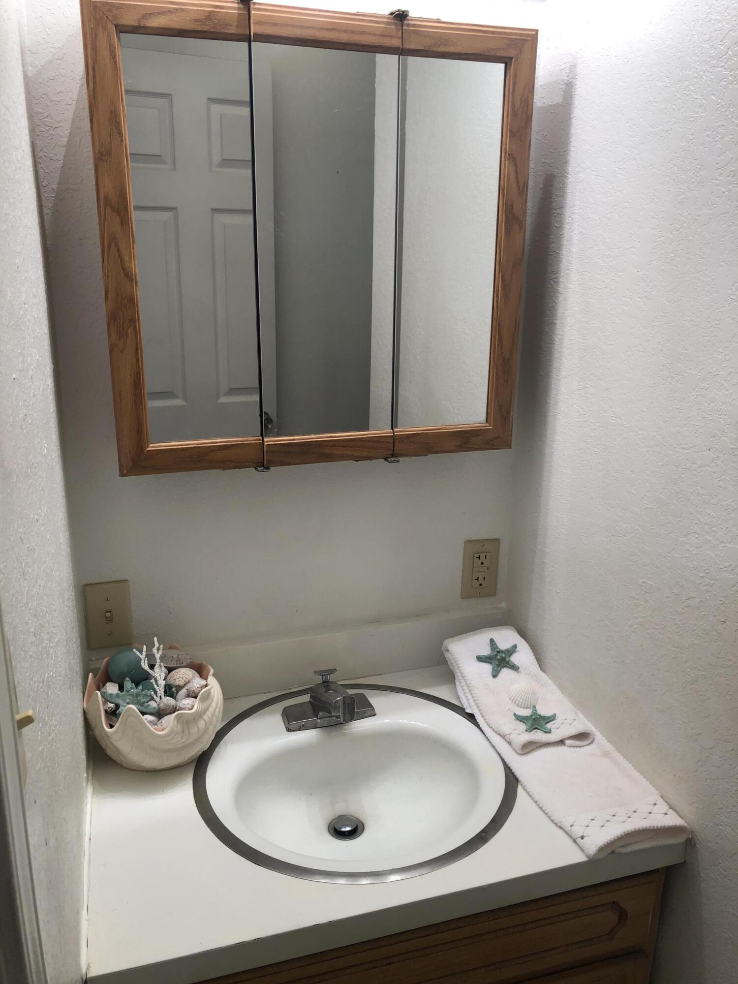 157 Kings Road Oneida, TN 37841 - Photo 20 of 27 Hall Bath2