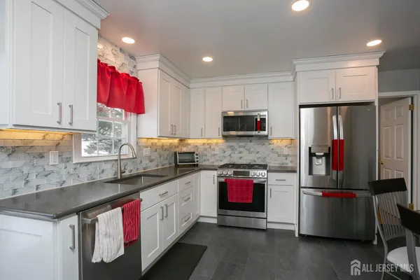 $915,000 | 3 Hummingbird Lane, Edison, NJ 08820