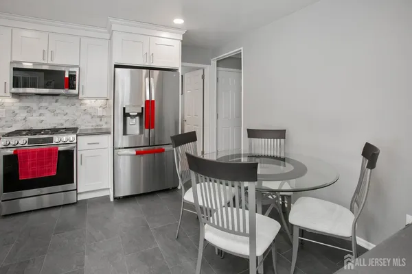 $915,000 | 3 Hummingbird Lane, Edison, NJ 08820