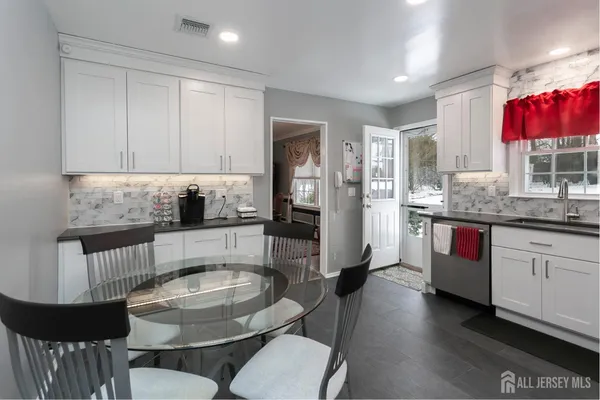 $915,000 | 3 Hummingbird Lane, Edison, NJ 08820