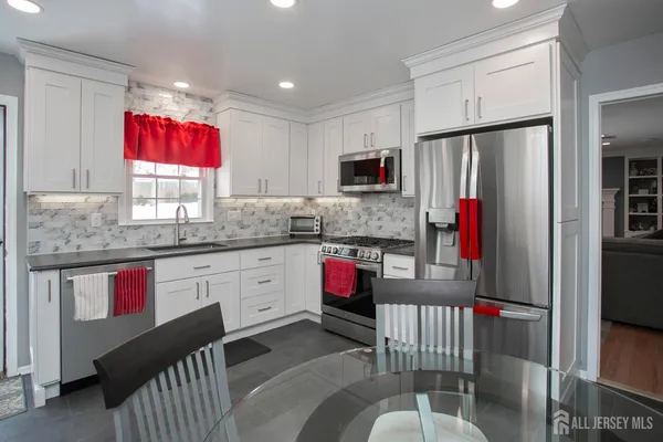 $915,000 | 3 Hummingbird Lane, Edison, NJ 08820