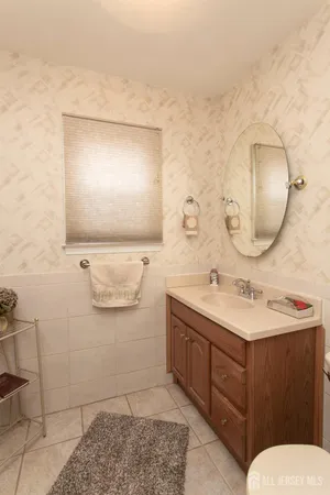 $915,000 | 3 Hummingbird Lane, Edison, NJ 08820