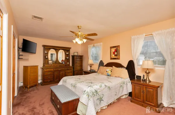 $915,000 | 3 Hummingbird Lane, Edison, NJ 08820