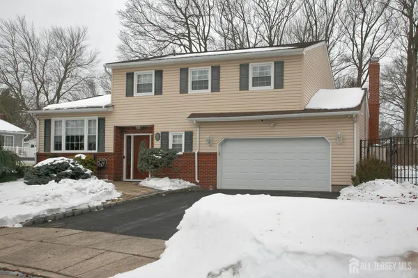 $915,000 | 3 Hummingbird Lane, Edison, NJ 08820