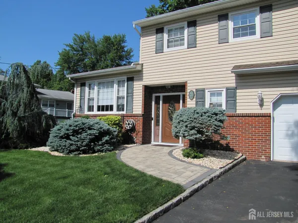 $915,000 | 3 Hummingbird Lane, Edison, NJ 08820