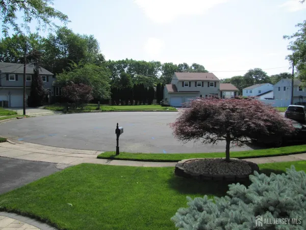 $915,000 | 3 Hummingbird Lane, Edison, NJ 08820