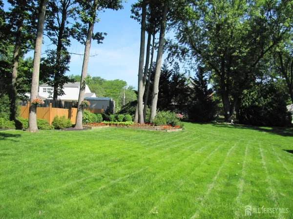$915,000 | 3 Hummingbird Lane, Edison, NJ 08820
