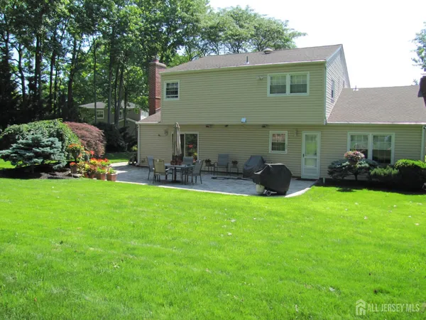 $915,000 | 3 Hummingbird Lane, Edison, NJ 08820