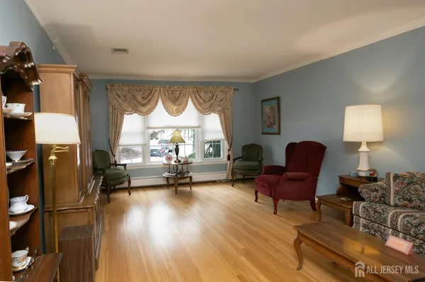 $915,000 | 3 Hummingbird Lane, Edison, NJ 08820