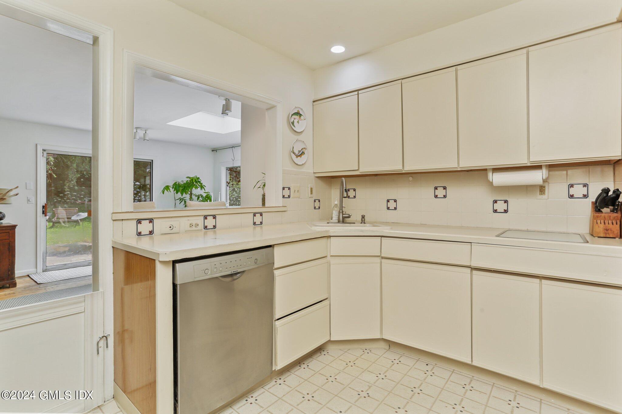 6 Silver Beech Road Riverside, CT 06878 - Photo 11 of 29 13-web-or-mls-6-silver-beech-rd