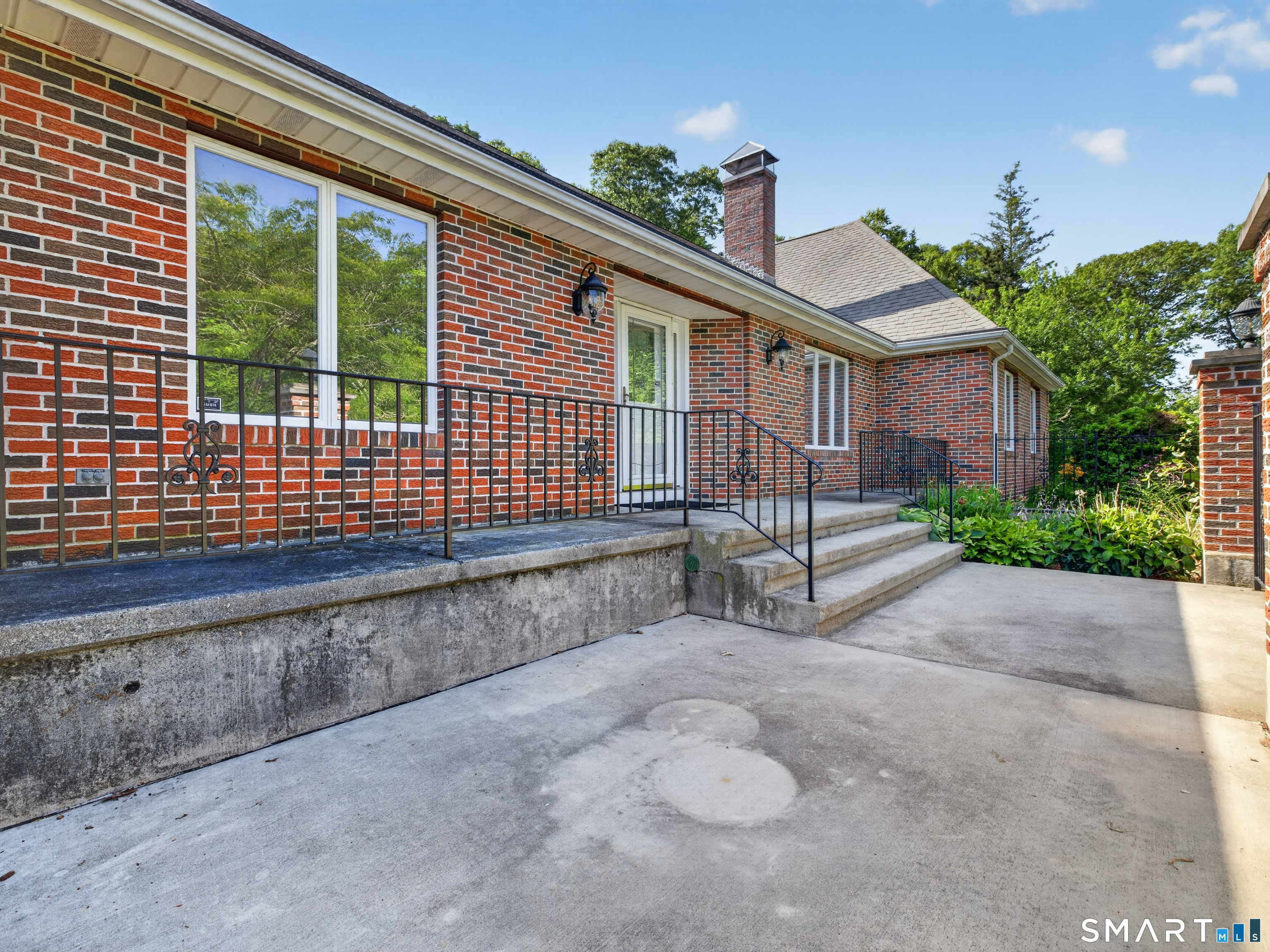 475 Meridian St Extension Groton, CT 06340 - Photo 3 of 40