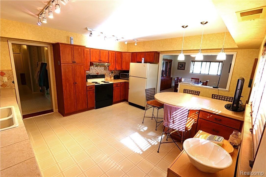 14221 Newburgh Road Livonia, MI 48154 - Photo 13 of 48 IMG_7561_InPixio.jpg
