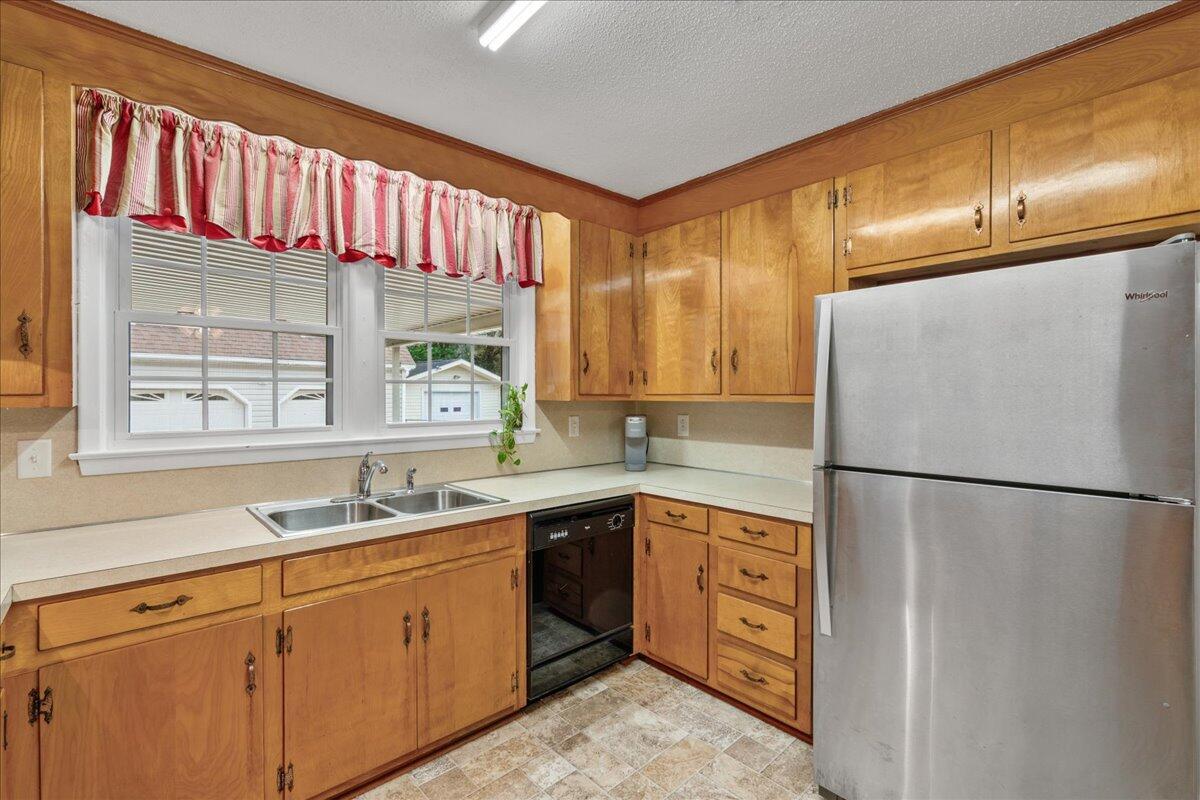 6004 Rembert Drive Hanahan, SC 29410 - Photo 12 of 29 Kitchen