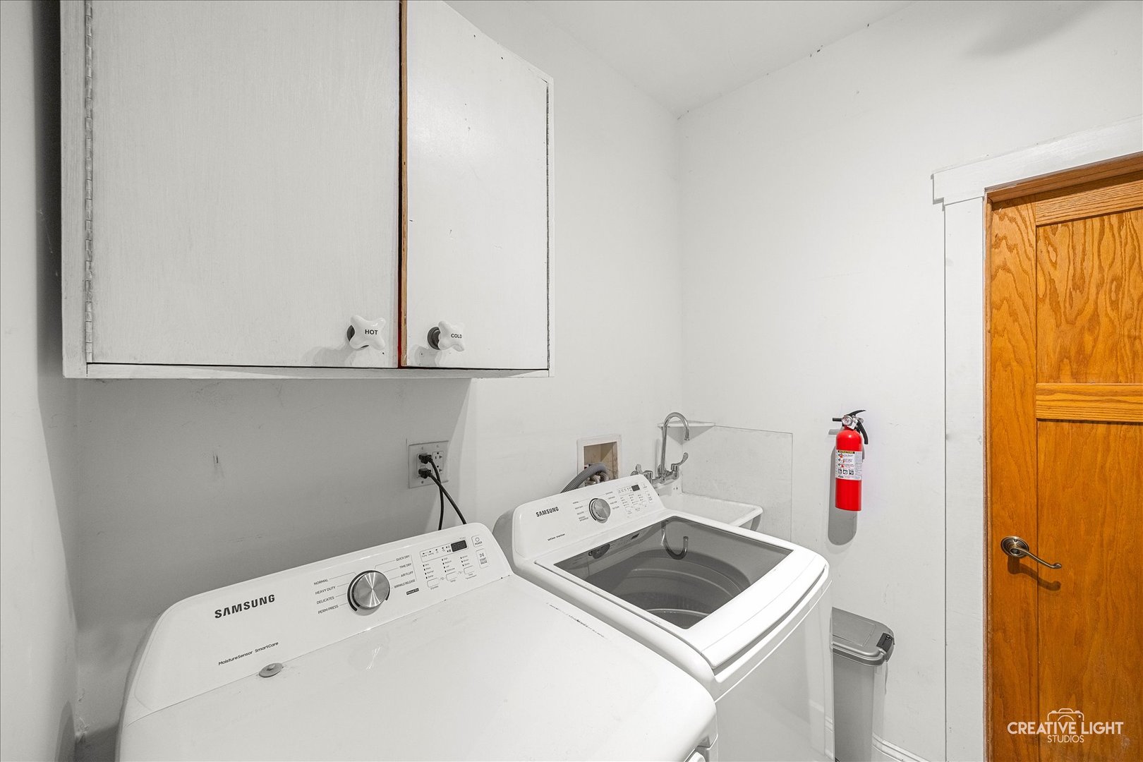 315 Congdon Avenue Elgin, IL 60120 - Photo 14 of 17 a bathroom with a sink and a vanity