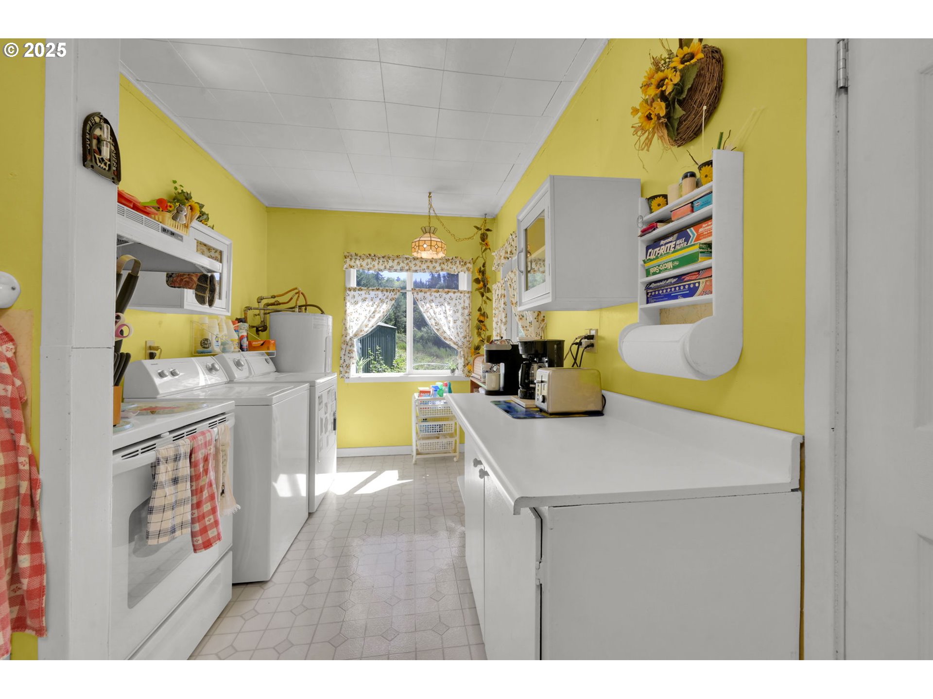 700 Upper Smith River Road Drain, OR 97435 - Photo 11 of 31 Kitchen/Nook