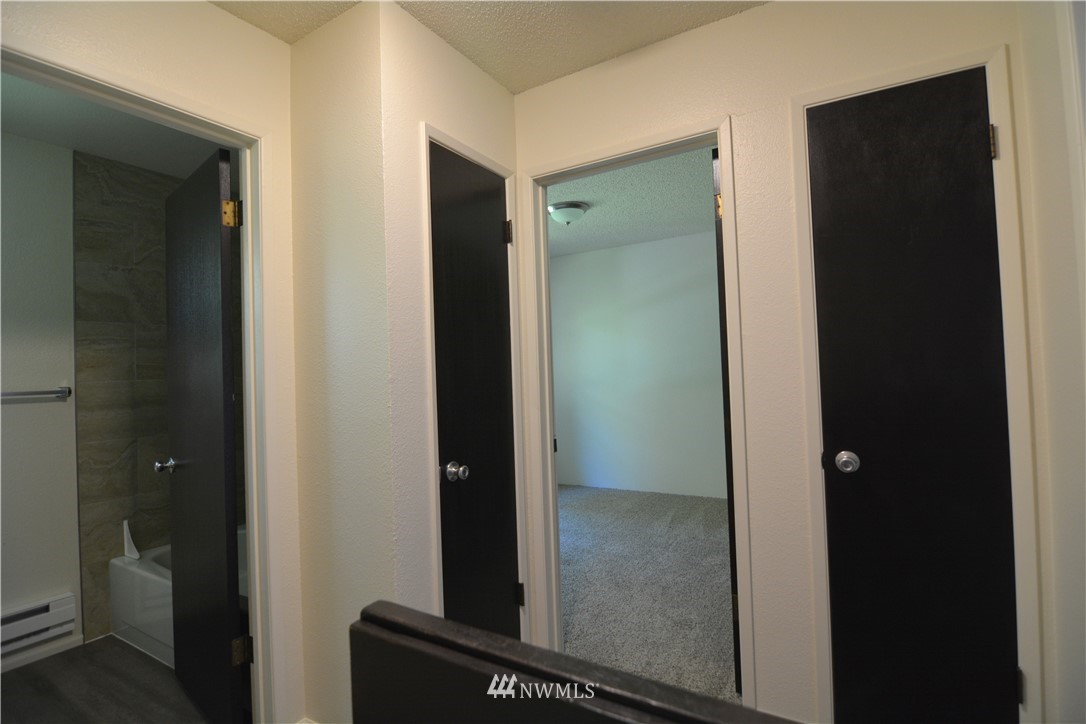 20515 Filbert Drive Bothell, WA 98012 - Photo 9 of 20 an empty room with mirror