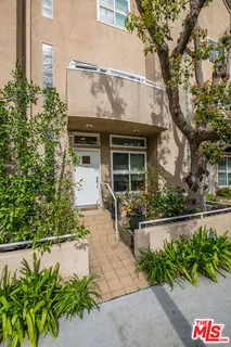 $849,000 | 10629 Woodbridge Street, Unit 102, Toluca Lake, CA 91602