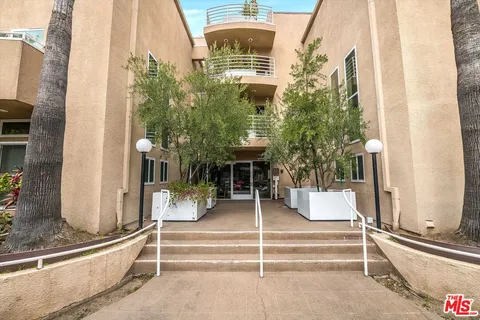 $849,000 | 10629 Woodbridge Street, Unit 102, Toluca Lake, CA 91602