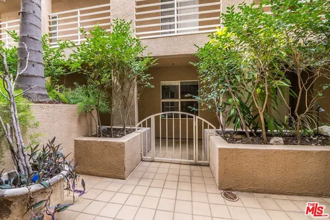 $849,000 | 10629 Woodbridge Street, Unit 102, Toluca Lake, CA 91602