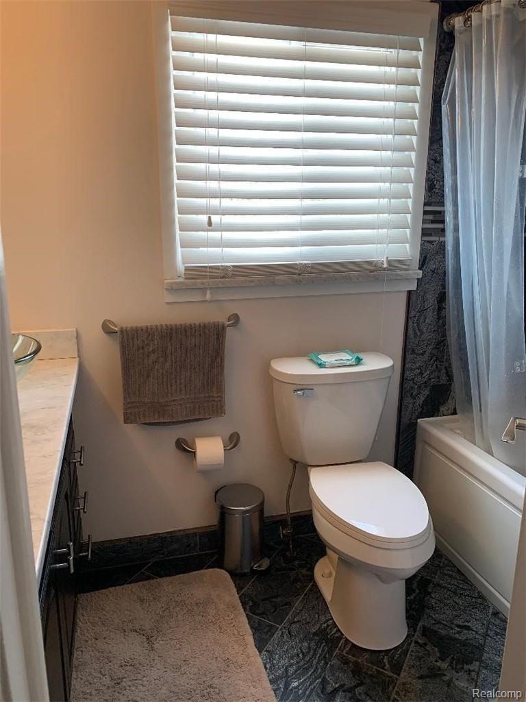 19511 Merriman Road Livonia, MI 48152 - Photo 15 of 17 MERRIMAN MANIN BATH 2.jpg