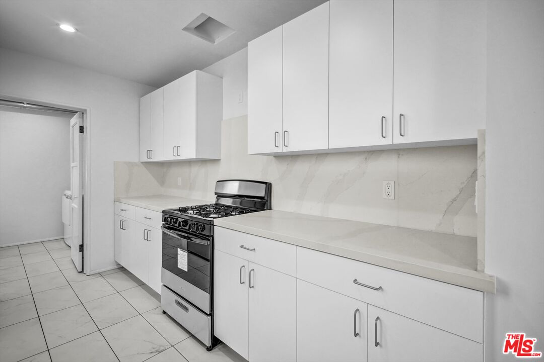 207 South Reeves Drive Beverly Hills, CA 90212 - Photo 9 of 27
