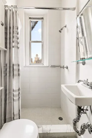 $6,225,000 | 930 Park Avenue, Unit 7S | Upper East Side